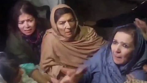 'ഇമ്രാൻ്റെ മുടിയിൽ എങ്കിലും തൊട്ടു നോക്കൂ'; ജയിൽ അധികൃതരെ വെല്ലുവിളിച്ച് സഹോദരി