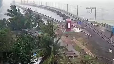 ഡിറ്റ് വാ ചുഴലിക്കാറ്റിലുലഞ്ഞ് തമിഴ്നാട്;ശക്തമായ കാറ്റിലും മഴയിലും 3 മരണം