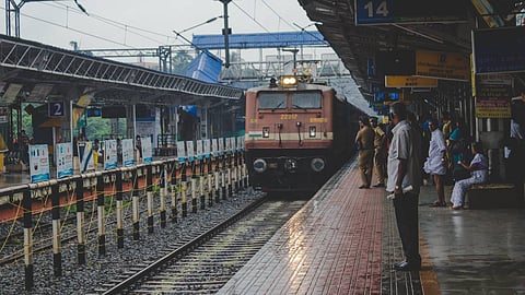 ട്രെയിനിൽ കർപ്പൂരം കത്തിച്ച് പൂജ വേണ്ട; പിഴയോ , 3 വർഷം തടവോ ലഭിച്ചേക്കും