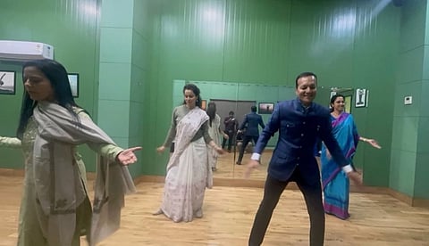 ഇത് രാഷ്ട്രീയത്തിനുമപ്പുറം! കങ്കണയ്ക്കൊപ്പം നൃത്തം ചെയ്യുന്ന മഹുവ മൊയിത്രയും സുപ്രിയ സുലേയും; സോഷ്യല് മീഡിയയില് ചര്ച്ചയായി ചിത്രം