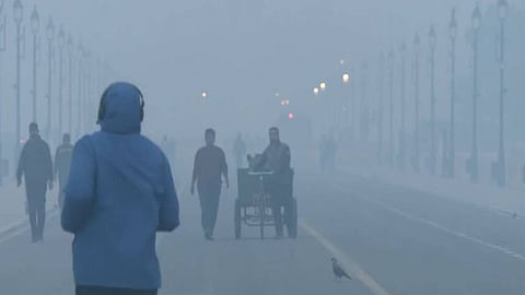 ഡല്ഹിയിലെ വിഷപ്പുക; ഒരു ദിവസം 8.5 സിഗരറ്റ് വലിക്കുന്നതിന് തുല്യം