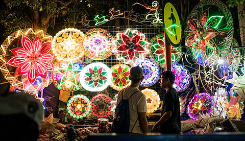 വര്ണാഭമായി തെരുവോരങ്ങള്, മാസങ്ങള് നീണ്ട ആഘോഷങ്ങള്; ഫിലിപ്പീന്സില് ക്രിസ്മസ് തിരക്ക്