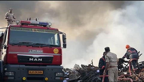 തലശേരിയിലെ തീപിടിത്തം: അകത്ത് കൂട്ടിയിട്ട പ്ലാസ്റ്റിക് ഇപ്പോഴും കത്തിക്കൊണ്ടിരിക്കുന്നു; പ്രദേശത്ത് കനത്ത പുക