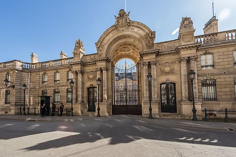 ഫ്രഞ്ച് പ്രസിഡന്റിന്റെ കൊട്ടാരത്തില് നിന്ന് വെള്ളിപ്പാത്രങ്ങളും വസ്തുക്കളും മോഷ്ടിച്ച് ലേലം ചെയ്തു; ജീവനക്കാരൻ അറസ്റ്റില്