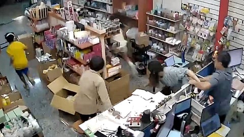 ഭൂചലനത്തെ തുടർന്ന് തായ്വാനിലെ സ്റ്റോറിൽ നിന്നും ആളുകൾ ഇറങ്ങിയോടുന്നു