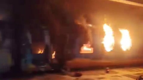 ആന്ധ്രയിൽ ട്രെയിനിൽ വൻ തീപിടിത്തം; ഒരു മരണം