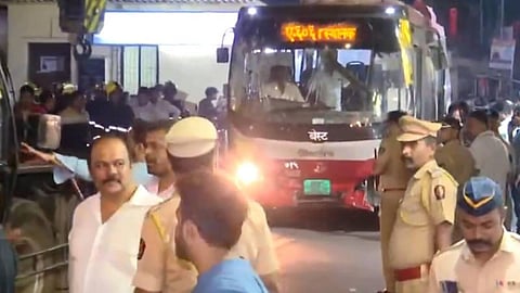 പിന്നോട്ടെടുത്ത ബസ് ആളുകള്ക്കിടയിലേക്ക് ഇടിച്ചു കയറി; മുംബൈയില് 4 മരണം