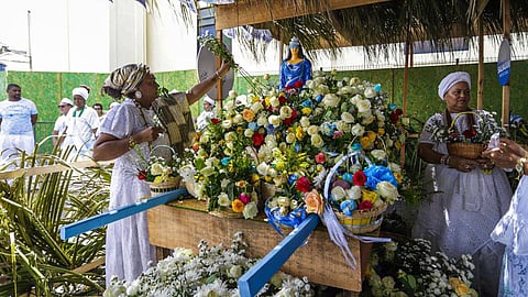 പുതുവർഷം ഗംഭീരമാകാൻ 'യെമാഞ്ച' അനുഗ്രഹിക്കണം; കടലമ്മയ്ക്ക് സമ്മാനങ്ങളുമായി ആചാരം മുടക്കാതെ ബ്രസീലിയൻ ജനത