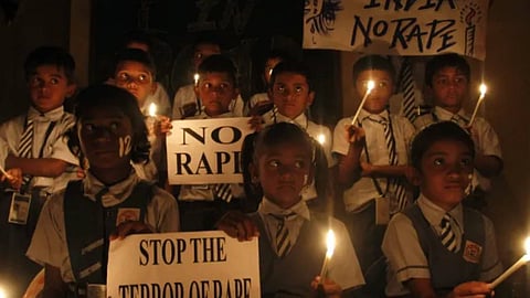 ലിഫ്റ്റ് വാഗ്ദാനം ചെയ്ത് വാനില് കയറ്റി; ഓടുന്ന വാഹനത്തില് യുവതിയെ കൂട്ടബലാത്സംഗം ചെയ്തു