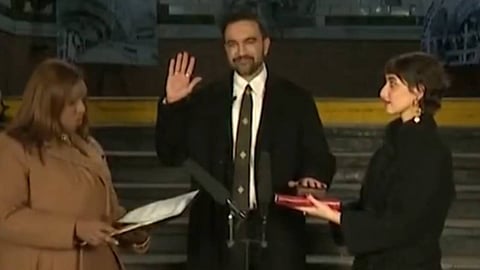 പങ്കാളിക്കൊപ്പം ഖുറാനിൽ കൈവെച്ച് സത്യപ്രതിജ്ഞ; ന്യൂയോർക്ക് മേയറായി അധികാരമേറ്റ് മംദാനി