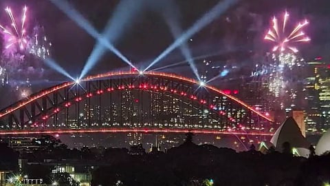 ആദ്യം പുതുവത്സരത്തിൻ്റെ മണി മുഴങ്ങുന്നത് കിരിബാത്തിയിൽ, അവസാനമാഘോഷിക്കുക സമോവ ദ്വീപിൽ; ലോകം പുതുവർഷത്തെ വരവേൽക്കുമ്പോൾ..