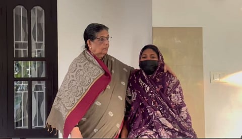 "വീട് പൊളിച്ചായാലും അകത്ത് കയറ്റും"; കോഴിക്കോട് ഭര്തൃവീട്ടുകാര് വീട്ടില് നിന്നും ഇറക്കിവിട്ട യുവതിയെ സന്ദര്ശിച്ച് വി.പി. സുഹറ