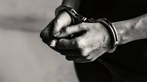 കടബാധ്യത: ഡൽഹിയിൽ അമ്മയെയും സഹോദരനെയും സഹോദരിയെയും കൊലപ്പെടുത്തി യുവാവ്