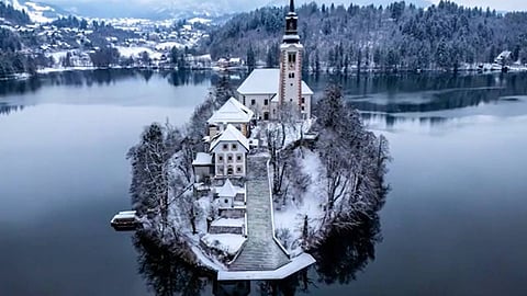 മഞ്ഞുമൂടി ലേക് ബ്ലഡ്; ഒഴുകിയെത്തി വിനോദ സഞ്ചാരികൾ