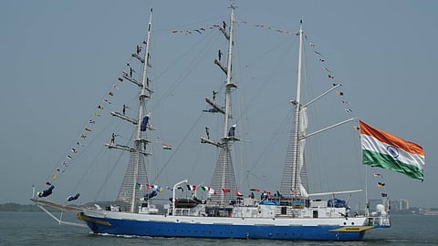 ലോകം ചുറ്റാൻ കൊച്ചി തീരം വിട്ട് ഐഎൻഎസ് സുദർശിനി