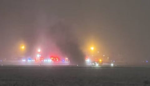 കനത്ത മഞ്ഞുവീഴ്ച, യുഎസില് ടേക്ക് ഓഫിനിടെ വിമാനം തലകീഴായ് മറിഞ്ഞു; ഏഴ് പേര്ക്ക് ദാരുണാന്ത്യം