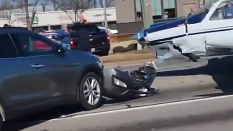 യുഎസ് വിമാനം ലാൻഡ് ചെയ്തത് തിരക്കേറിയ റോഡിൽ; ഇടിച്ചു കയറിയത് കാറുകൾക്ക് മേലെ | വീഡിയോ