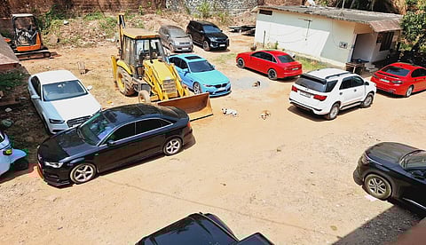 സെന്റ് ഓഫ് ആഘോഷിക്കാന് ആഡംബര വാഹനങ്ങളുമായി പ്ലസ് ടു വിദ്യാര്ഥികള്; കേസെടുത്ത് പൊലീസ്