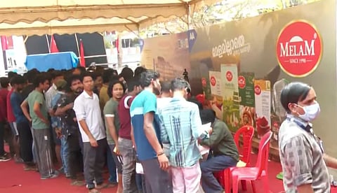 പെരുമ്പാവൂരില് ഇതര സംസ്ഥാന തൊഴിലാളികള്ക്കായി എയ്ഡ്സ് ബോധവത്കരണ ക്ലാസ്; പങ്കെടുക്കുന്നത് ആയിരത്തിലധികം പേർ