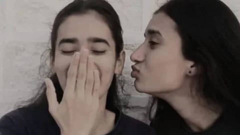 വിവാഹ ദിവസം സഹോദരിമാര് മരിച്ച നിലയില്; വിഷം അകത്തു ചെന്നതെന്ന് നിഗമനം