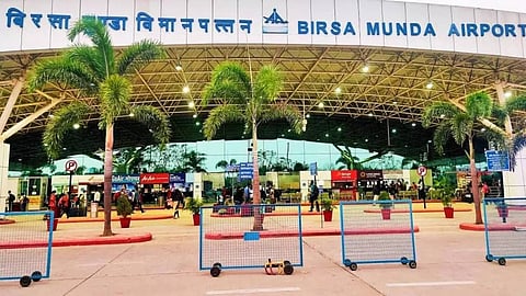 7 പേരുമായി ഡൽഹിയിലേക്ക് പോയ എയർ ആംബുലൻസ് തകർന്നു വീണു