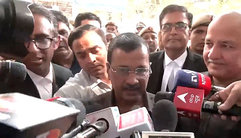 "കെട്ടിച്ചമച്ച കേസ്, ഒരു മുഖ്യമന്ത്രിയെ വലിച്ചിഴച്ച് കൊണ്ടുപോയി ജയിലിലടച്ചു"; മാധ്യമങ്ങള്ക്ക് മുന്നില് പൊട്ടിക്കരഞ്ഞ് കെജ്രിവാള്