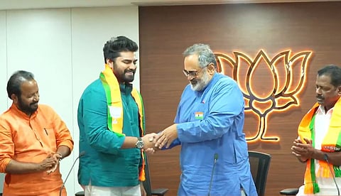 ഡോ. റോബിന് രാധാകൃഷ്ണന് ബിജെപിയില്; ഷാള് അണിയിച്ച് സ്വകരിച്ച് രാജീവ് ചന്ദ്രശേഖര്