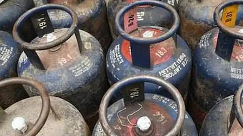 രാജ്യത്ത് എൽപിജി പ്രതിസന്ധി; വാണിജ്യ ഉപയോഗത്തിന് നിയന്ത്രണം