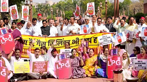 Rahul Gandhi raised LPG shortage issue in parliament