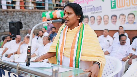 ' ഗ്രൗണ്ടിൽ ഇറങ്ങി പ്രവർത്തിക്കാതെ പാട്ടുംപാടി കറങ്ങി നടന്ന്
തോറ്റ ആളാണ്, രമ്യ ഹരിദാസിനെ ചിറയിൻ കീഴ് കെട്ടിയിറക്കാൻ സമ്മതിക്കില്ല'; വിമർശനവുമായി കോൺഗ്രസ് പ്രവർത്തകർ