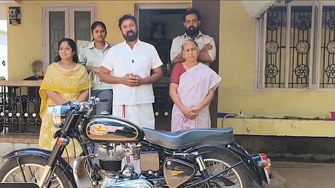 നാലു പതിറ്റാണ്ടുകാലം പിതാവ് ഉപയോഗിച്ചിരുന്ന ബുള്ളറ്റ് തേടി ഒരു മകൻ്റെ യാത്ര