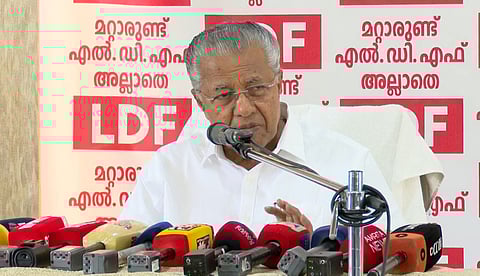 "പ്രസംഗിക്കുന്നതിനിടെയാണോ ചോദ്യം ചോദിക്കേണ്ടത്? മര്യാദ പാലിച്ചില്ല"; 'വീട്ടില് പോയി ചോദിക്കൂ' പ്രതികരണത്തില് മുഖ്യമന്ത്രി