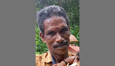 അരയ്ക്ക് താഴേക്ക് മുറിവ്; പുനലൂരില് ആദിവാസ് യുവാവ് കാട്ടില് മരിച്ച നിലയില്; ദുരൂഹത