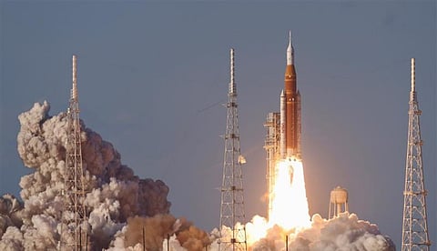 ചന്ദ്രനിലേക്കുള്ള ചരിത്രയാത്രയ്ക്ക് തുടക്കം; കെന്നഡി സ്പേസ് സെന്ററില് നിന്നും കുതിച്ചുയര്ന്ന് ആര്ട്ടെമിസ് 2