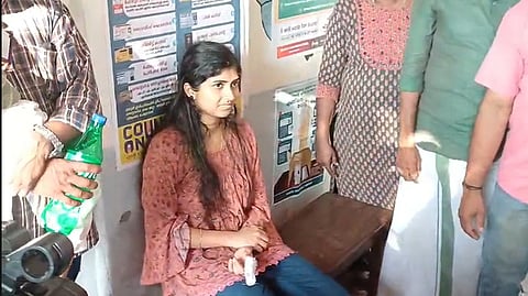 ചൂണ്ടു വിരലിൽ മുറിവ് പറ്റിയതിനെതുടർന്ന് അനുമതി നിഷേധിക്കപ്പെട്ട യുവതി ഒടുവിൽ വോട്ട് രേഖപ്പെടുത്തി