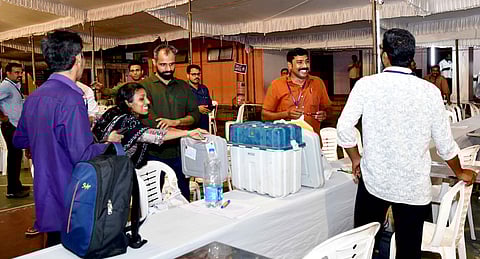 മാർ ഇവാനിയയോസ് കോളേജിലെ കളക്ഷൻ സെന്ററിലേക്ക് പോളിങ് സാമഗ്രികളുമായെത്തുന്ന പോളിങ് ഉദ്യോഗസ്ഥർ