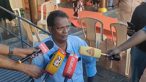 "പറവൂരിൽ മാറ്റമുണ്ടാകില്ല, കേരളത്തിൽ മാറ്റമുണ്ടാകും"; വോട്ട് രേഖപ്പെടുത്തി നടൻ സലിം കുമാർ