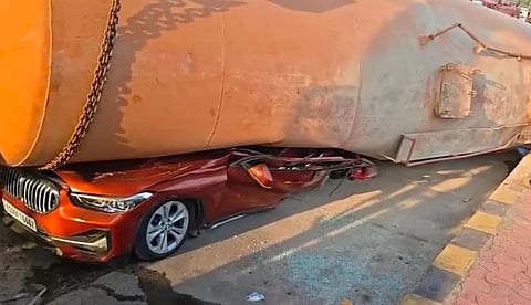 ബിഎംഡബ്ല്യു കാറിന് മുകളിലേക്ക് കൂറ്റന് ട്രക്ക് മറിഞ്ഞു; ഹൈക്കോടതി അഭിഭാഷകന് ദാരുണാന്ത്യം