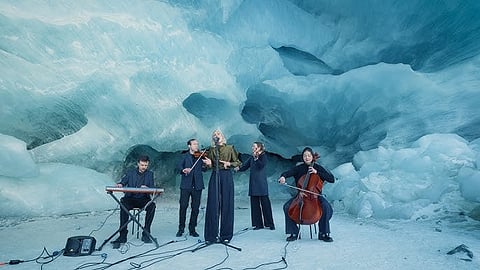 "കാലാവസ്ഥാ വ്യതിയാനം ആൽപ്സ് പർവതനിരകളെ ഗുരുതരമായി ബാധിക്കുന്നു"; ഹിമാനി ഗുഹയ്ക്കുള്ളിൽ പ്രതിഷേധ സംഗീത പരിപാടിയുമായി സ്വിസ് ഗായിക