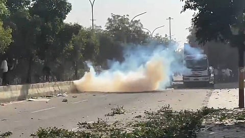 '12 മണിക്കൂർ ജോലി, 15000ൽ താഴെ മാത്രം ശമ്പളം'; വേതന വർധനവ് ആവശ്യപ്പെട്ട് തൊഴിലാളികളുടെ സമരം, നോയിഡയിൽ വ്യാപക സംഘർഷം