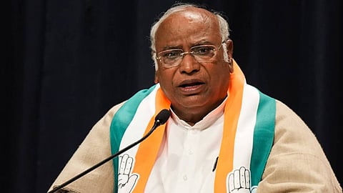 "കേന്ദ്ര സർക്കാരിൻ്റെ നീക്കം രാഷ്ട്രീയ പ്രേരിതം, വനിതാ സംവരണ ബില്ലിനെതിരെ പോരാടും": മല്ലികാർജുൻ ഖാർഗെ