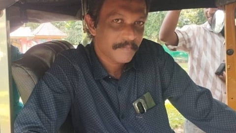 റെയിൽവേ സ്റ്റേഷനിൽ ആസൂത്രിത കവർച്ച; യാത്രക്കാരിയിൽ നിന്ന് സ്വർണവും പണവും കവർന്ന് ഓട്ടോ ഡ്രൈവർ