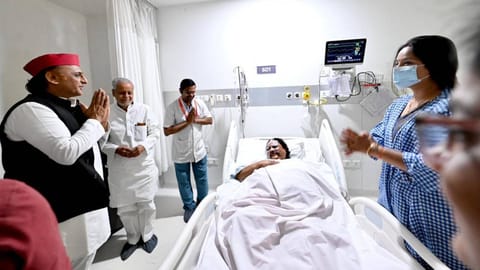 തന്റെ കോലം കത്തിക്കുന്നതിനിടെ പൊള്ളലേറ്റ ബിജെപി എംഎല്എയെ സന്ദര്ശിച്ച് അഖിലേഷ് യാദവ്