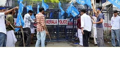 പ്ലസ് വൺ സീറ്റ് പ്രതിസന്ധി; സംസ്ഥാനത്ത് വ്യാപക പ്രതിഷേധം