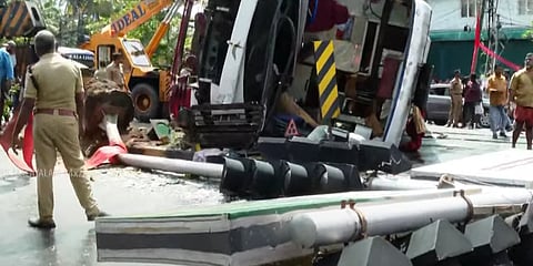 കൊച്ചി മാടവനയിൽ ബസ് മറിഞ്ഞ് അപകടം; ബൈക്ക് യാത്രികന് ദാരുണാന്ത്യം