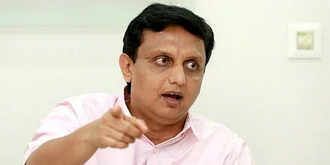 സംസ്ഥാന പാതയിലെ കുണ്ടും കുഴിയും; പൊതുമരാമത്ത് ഉദ്യോഗസ്ഥരെ ശകാരിച്ച് മന്ത്രി മുഹമ്മദ് റിയാസ്