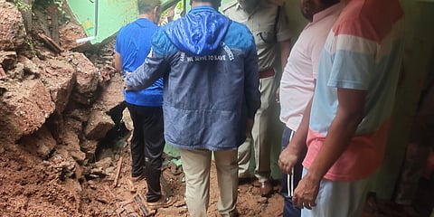 കനത്ത മഴ: വീടിനു മുകളിലേക്ക് മരം വീണു, നാല് മരണം