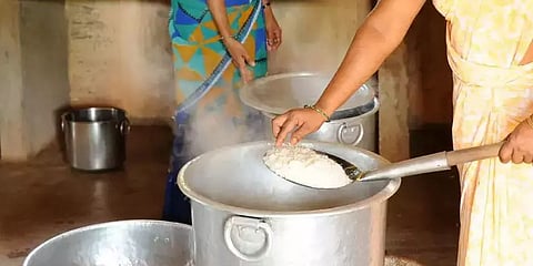 ശമ്പളമില്ല; പ്രതിസന്ധിയിലായി സ്കൂൾ പാചകത്തൊഴിലാളികൾ