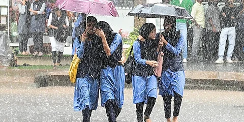 സംസ്ഥാനത്ത് കനത്ത മഴ; ഡാമുകളിൽ ജലനിരപ്പ് ഉയരുന്നു, വിവിധ ജില്ലകളിൽ വിദ്യാഭ്യാസ സ്ഥാപനങ്ങൾക്ക് അവധി
