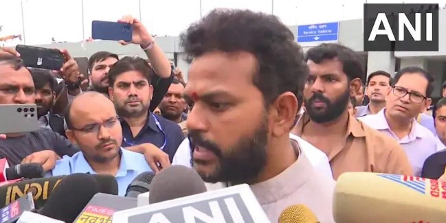 തകര്ന്ന മേല്ക്കൂര യു.പി.എ സര്ക്കാരിന്റെ കാലത്ത് ഉദ്ഘാടനം ചെയ്തത്:
ന്യായീകരണവുമായി സിവിൽ ഏവിയേഷൻ മന്ത്രി